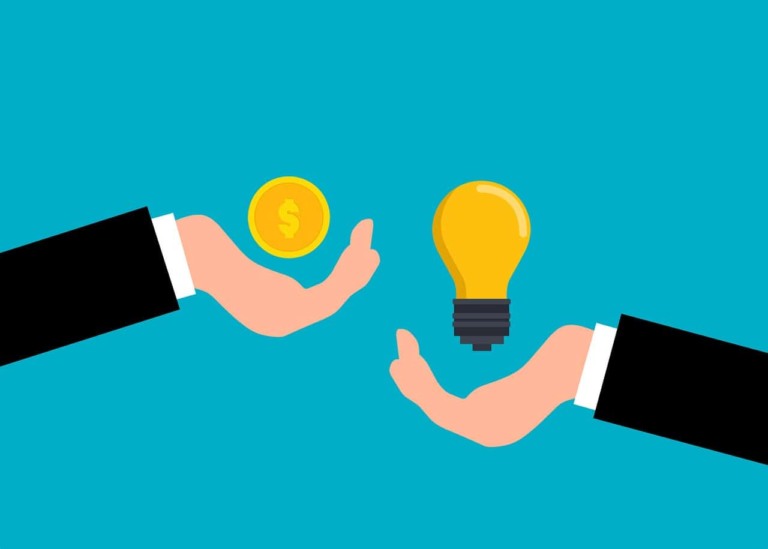 desenho mão com dinheiro e outra com uma lâmpada. Startups