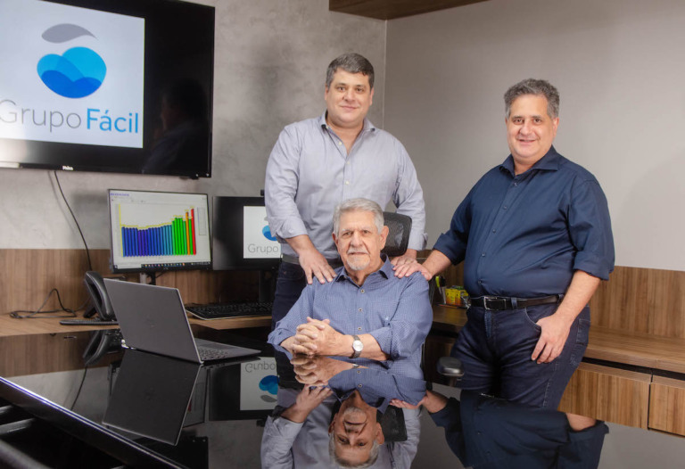 Joney Rezek (sentado) e os filhos André e Daniel