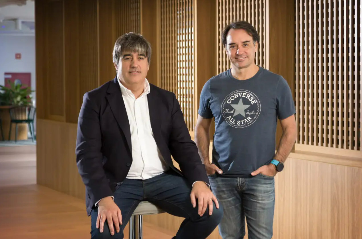 Carlos Aso, CEO global do Andbank, e Sergio Furio, CEO da Creditas (Foto: Divulgação/Creditas)