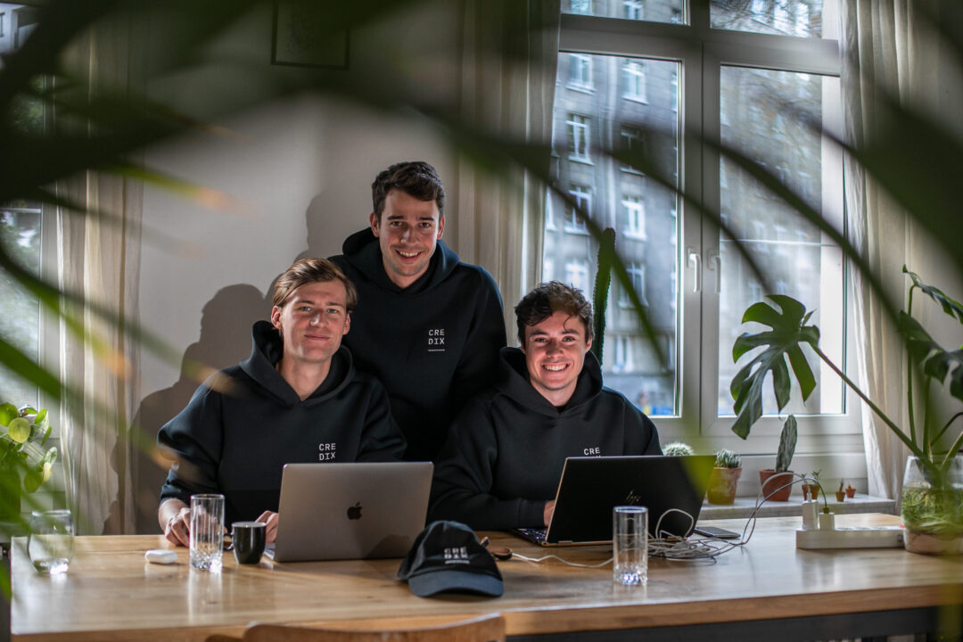 Thomas Bohner, Maxim Piessen e Chaim Finizola, fundadores da Credix (Divulgação)