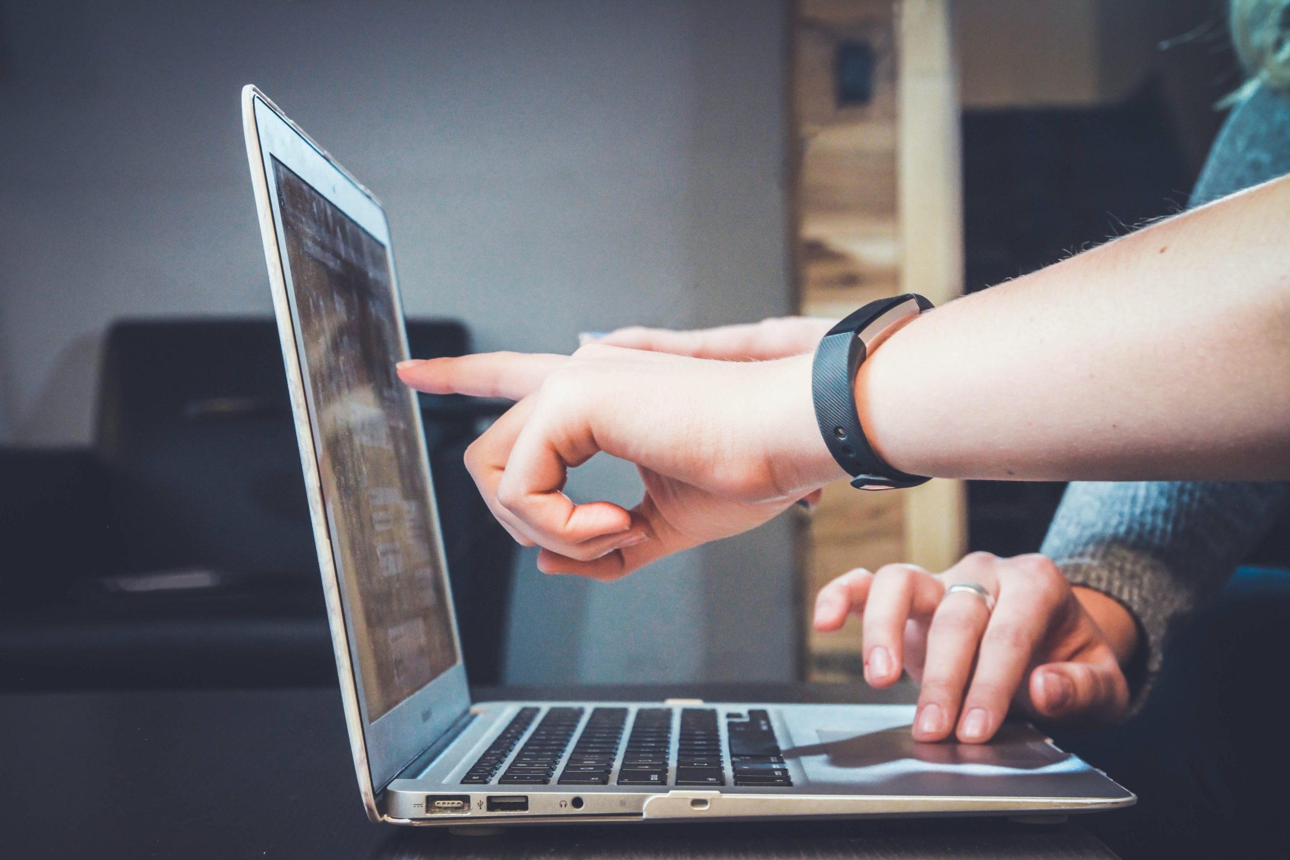 Digital, educação, segurança. Foto: John Schnobrich/Unsplash