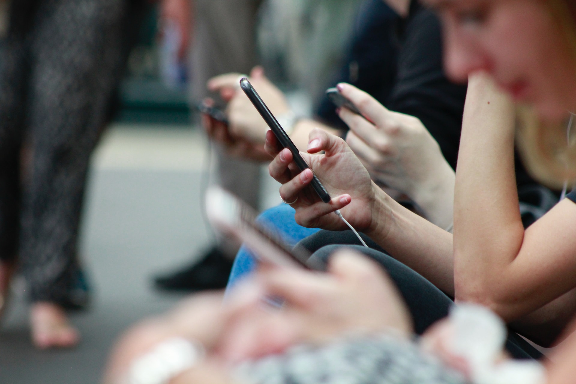 Fintechs, mobile, celular, app. Foto: Robin Worrall/Unsplash