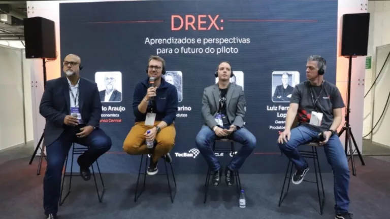 Da esquerda à direita, Araujo, Marino, Jean Michel Guilot (Dinamo Networks) e Luiz Fernando Lopes (TecBan). Imagem: Blocknews