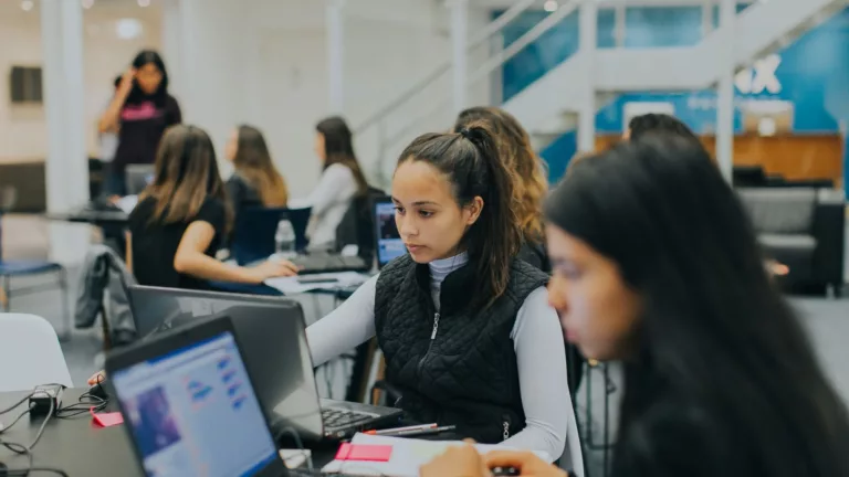 Jovens participantes da última edição do Girls 4 Tech, promovido pela Junior Achievement