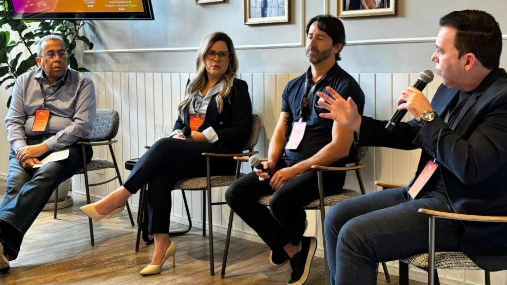 Da esq. para a dir., Carlos Oliveira (ABFintechs), Beatriz Bueno (FitBank), Luis Lima (Rede) e Fabiano Cruz (Zoop) no evento "Zoop Payments Leadership"