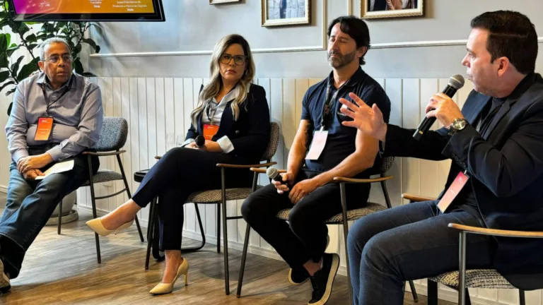 Da esq. para a dir., Carlos Oliveira (ABFintechs), Beatriz Bueno (FitBank), Luis Lima (Rede) e Fabiano Cruz (Zoop) no evento "Zoop Payments Leadership"