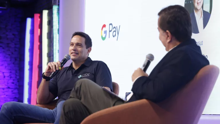 Roberto Campos Neto (à esq.), presidente do Banco Central, em evento com Fábio Coelho, presidente do Google Brasil