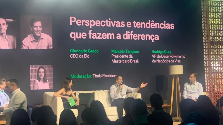 executivos da Visa Mastercard e Elo em evento da Adyen