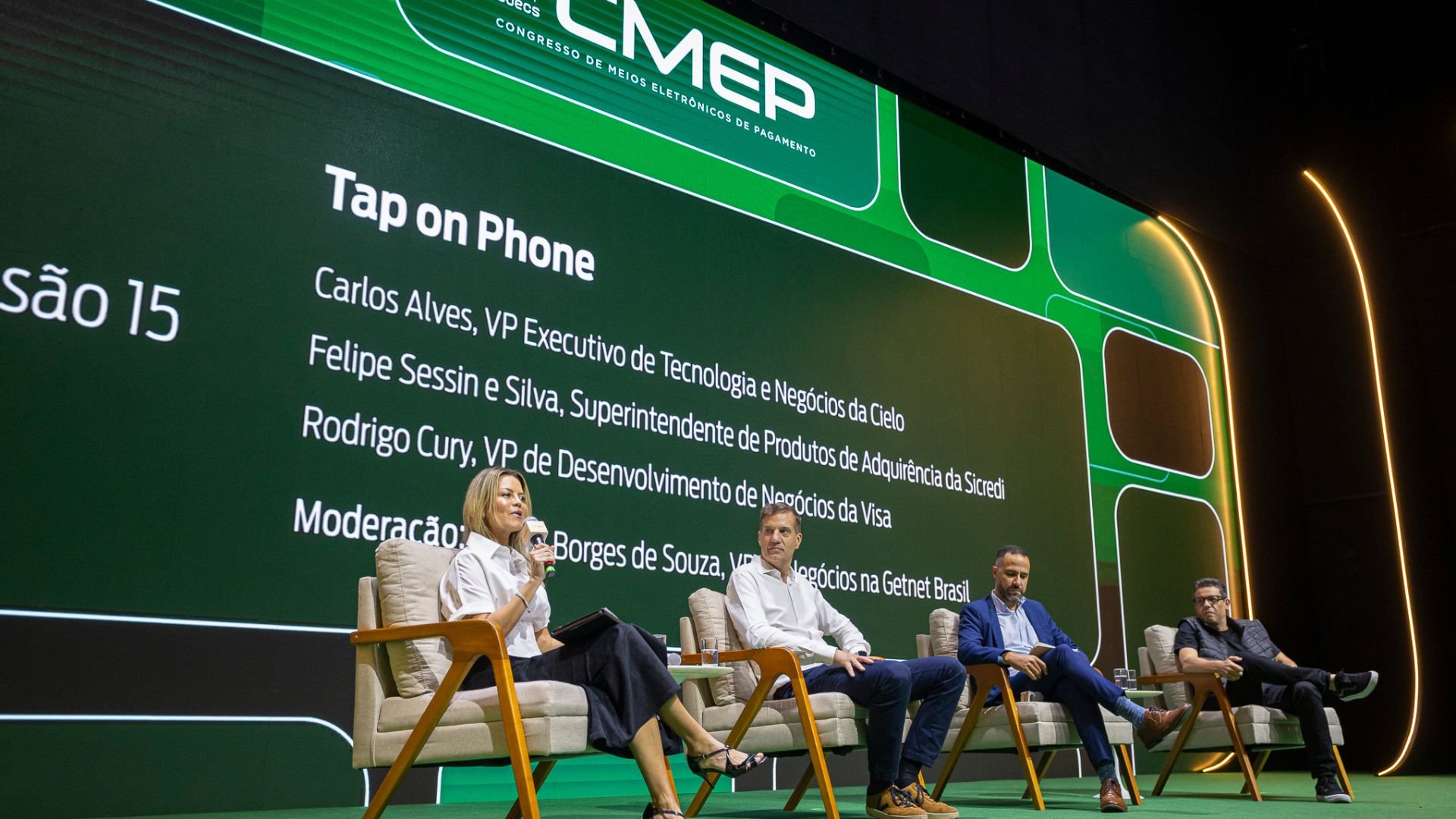 Executivos debatendo tendências do 'tap on phone' no Brasil durante o 18º CMEP