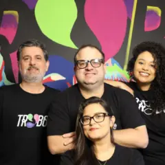 Da esq. para a dir., Neto Brito, Pedro Begotti, Roberta Oliveira (com óculos) e Carol Costa/Trybo | Imagem: divulgação