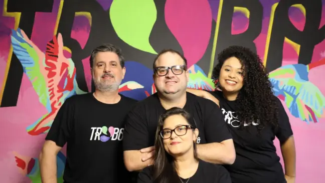 Da esq. para a dir., Neto Brito, Pedro Begotti, Roberta Oliveira (com óculos) e Carol Costa/Trybo | Imagem: divulgação