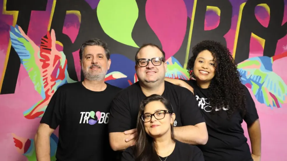 Da esq. para a dir., Neto Brito, Pedro Begotti, Roberta Oliveira (com óculos) e Carol Costa/Trybo | Imagem: divulgação
