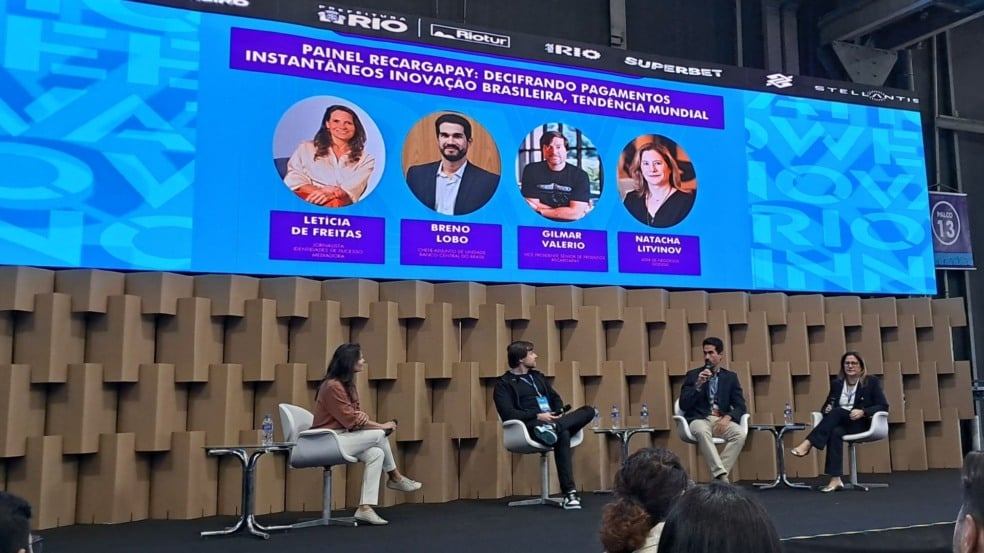 Leticia de Freitas/jornalista; Gilmar Hansen/RecargaPay, Breno Lobo/Banco Central e Natacha Litvinov/Google em painel no Rio Innovation Week 2025