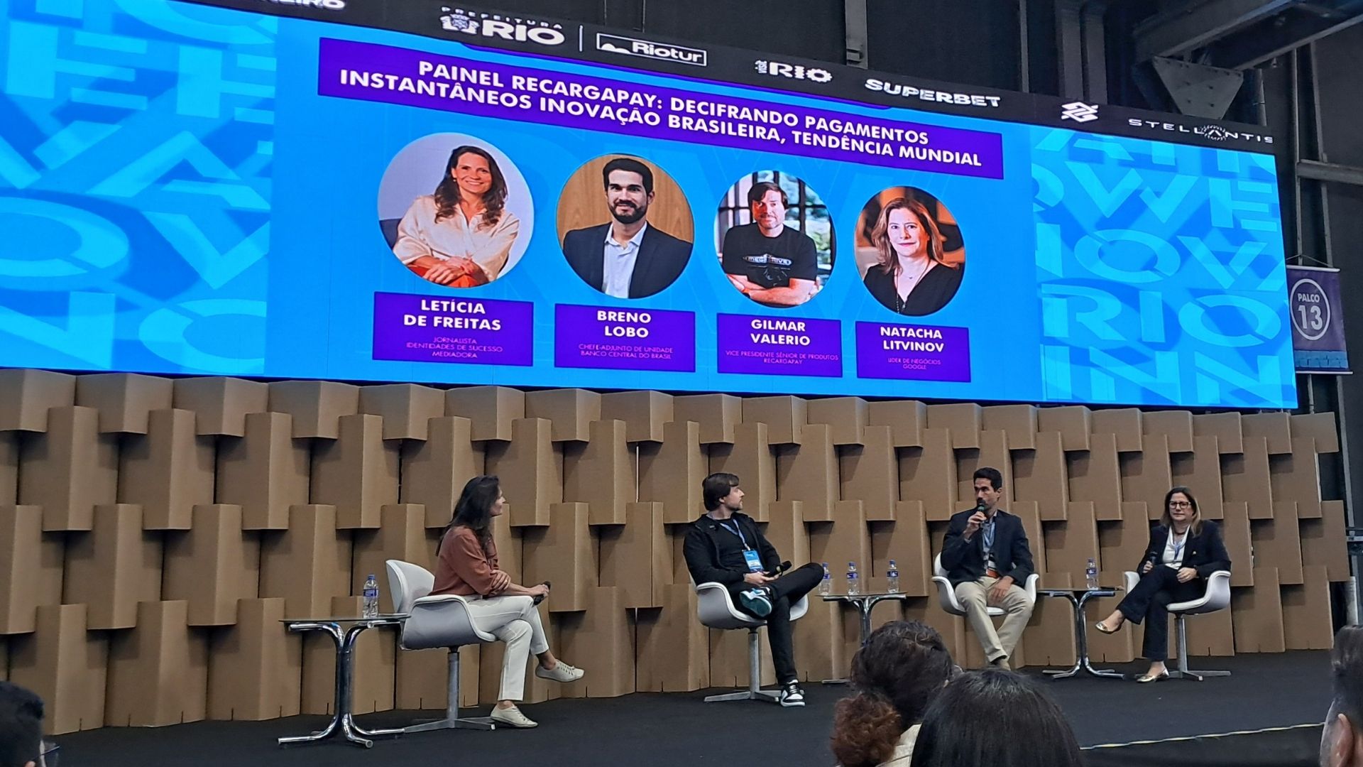 Leticia de Freitas/jornalista; Gilmar Hansen/RecargaPay, Breno Lobo/Banco Central e Natacha Litvinov/Google em painel no Rio Innovation Week 2025