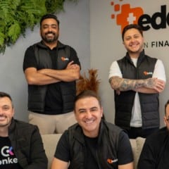 Em pé: Luis Fernando, CFO, e Felipe Alves, CTO/Teddy. Sentados: Erick Branco, CEO/Conkey; Wagner Ferreira, fundador e CEO/Teddy) e Renato Magno, COO/Conkey