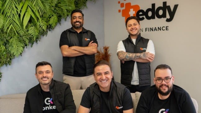 Em pé: Luis Fernando, CFO, e Felipe Alves, CTO/Teddy. Sentados: Erick Branco, CEO/Conkey; Wagner Ferreira, fundador e CEO/Teddy) e Renato Magno, COO/Conkey Em pé: Luis Fernando, CFO, e Felipe Alves, CTO/Teddy. Sentados: Erick Branco, CEO/Conkey; Wagner Ferreira, fundador e CEO/Teddy) e Renato Magno, COO/Conkey