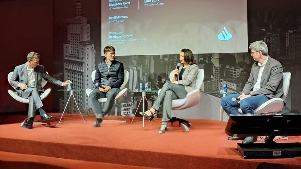 Henrique Navarro/Santander, Alexandre Riccio/Inter, Erica Stols/Creditas e Jamil Marques/Neon na 26ª Conferência Anual Santander | Imagem: Danylo Martins