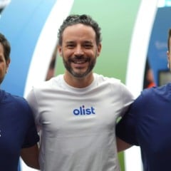Tiago Dalvi, CEO da Olist (ao centro), com Raphael Levi (à esq.) e Gustavo Traballe, fundadores da Flip