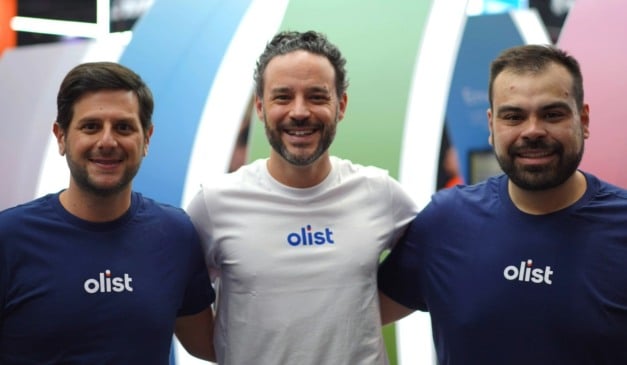 Tiago Dalvi, CEO da Olist (ao centro), com Raphael Levi (à esq.) e Gustavo Traballe, fundadores da Flip