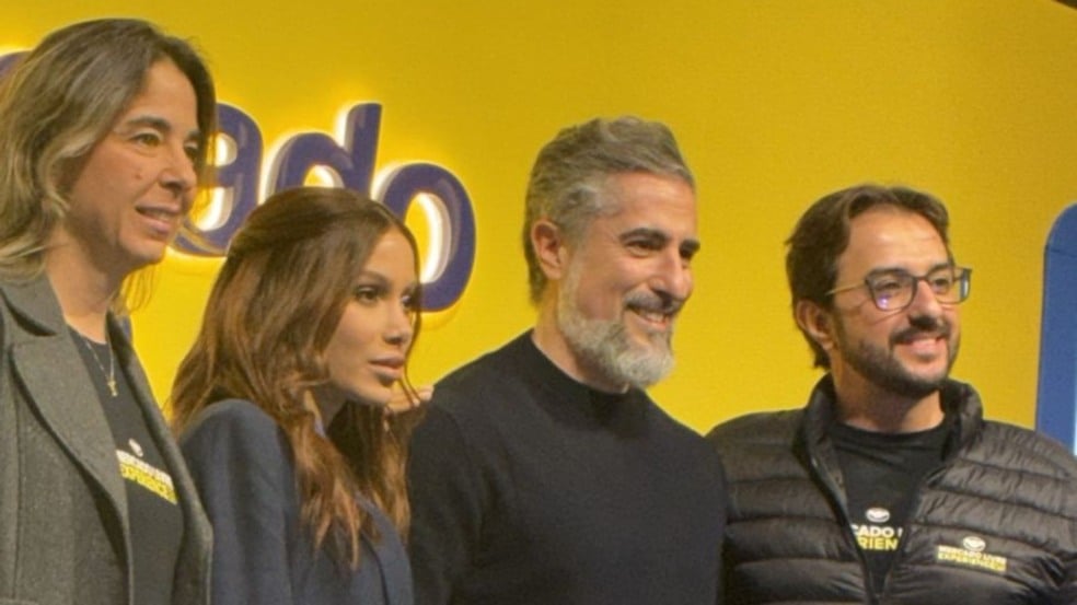 Petra Ferraz e André Chaves/Mercado Pago ao lado de Anitta e Marcos Mion | Imagem: Léa De Luca