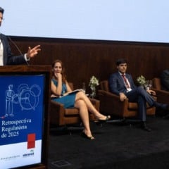 Bruno Balduccini/Pinheiro Neto (no púlpito); sentados: Carol Conway/Abranet, Felipe Comparsi/BC e Lucas Freire/PGBC | Imagem: Eduardo Tarran