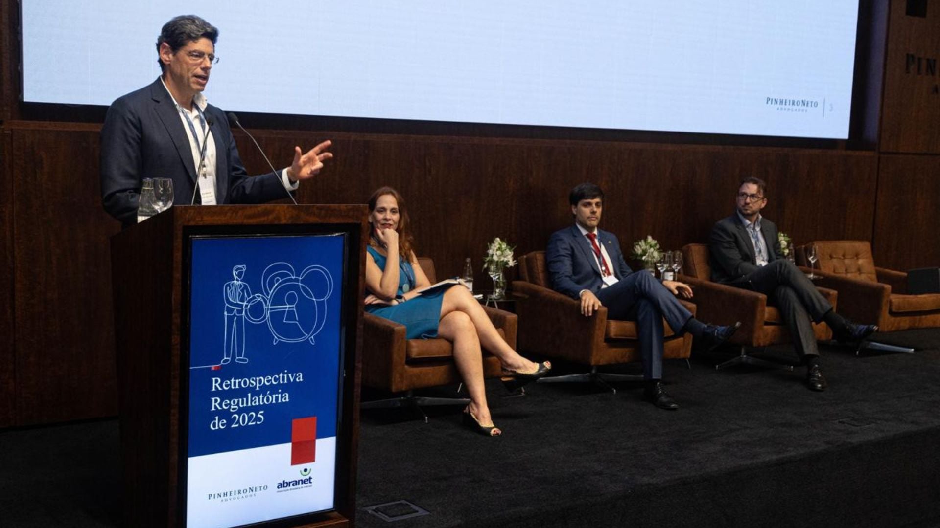 Bruno Balduccini/Pinheiro Neto (no púlpito); sentados: Carol Conway/Abranet, Felipe Comparsi/BC e Lucas Freire/PGBC | Imagem: Eduardo Tarran